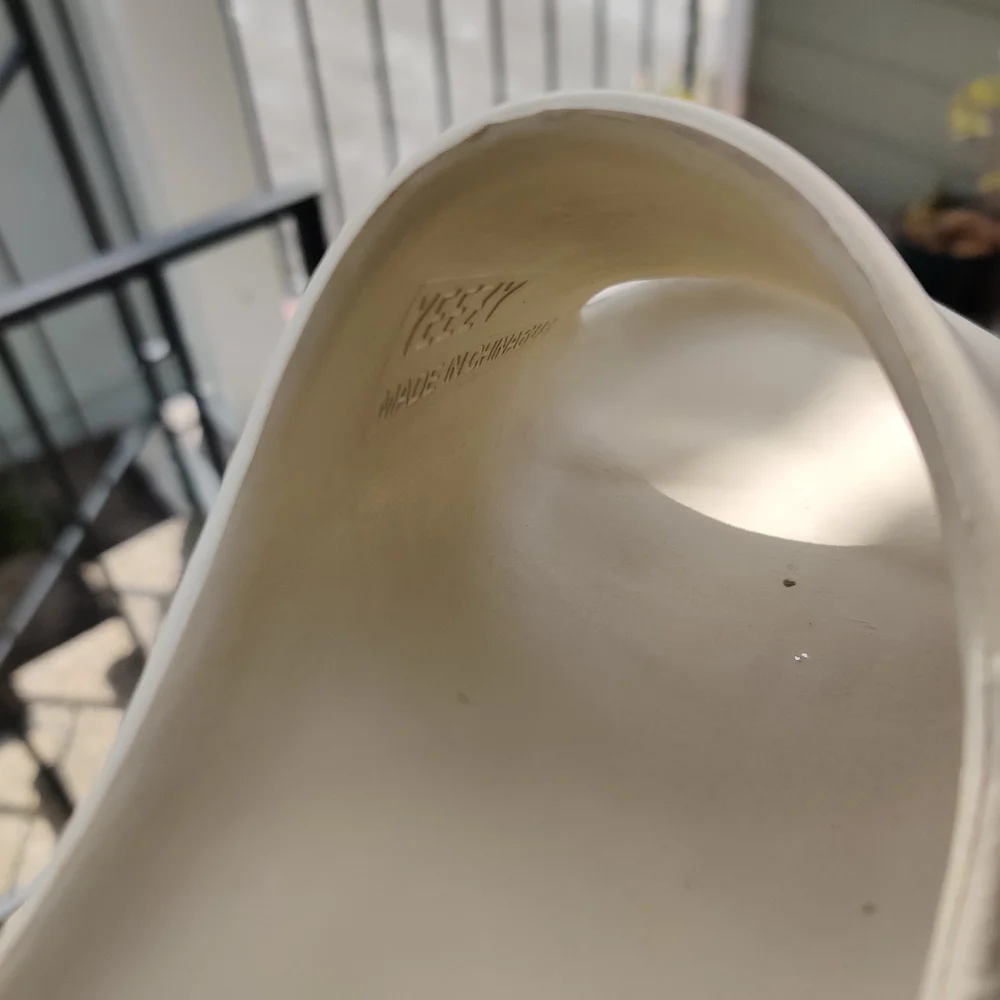 Yeezy Cream Slide Sandals - Picture 5 of 5